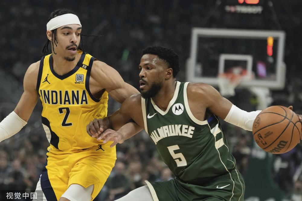 她在接发球 她在接发球